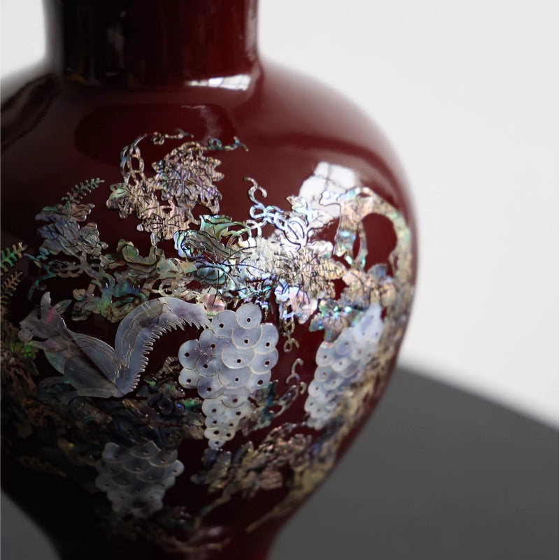 Black lacquerware vase Red lacquerware vase Artistic vase